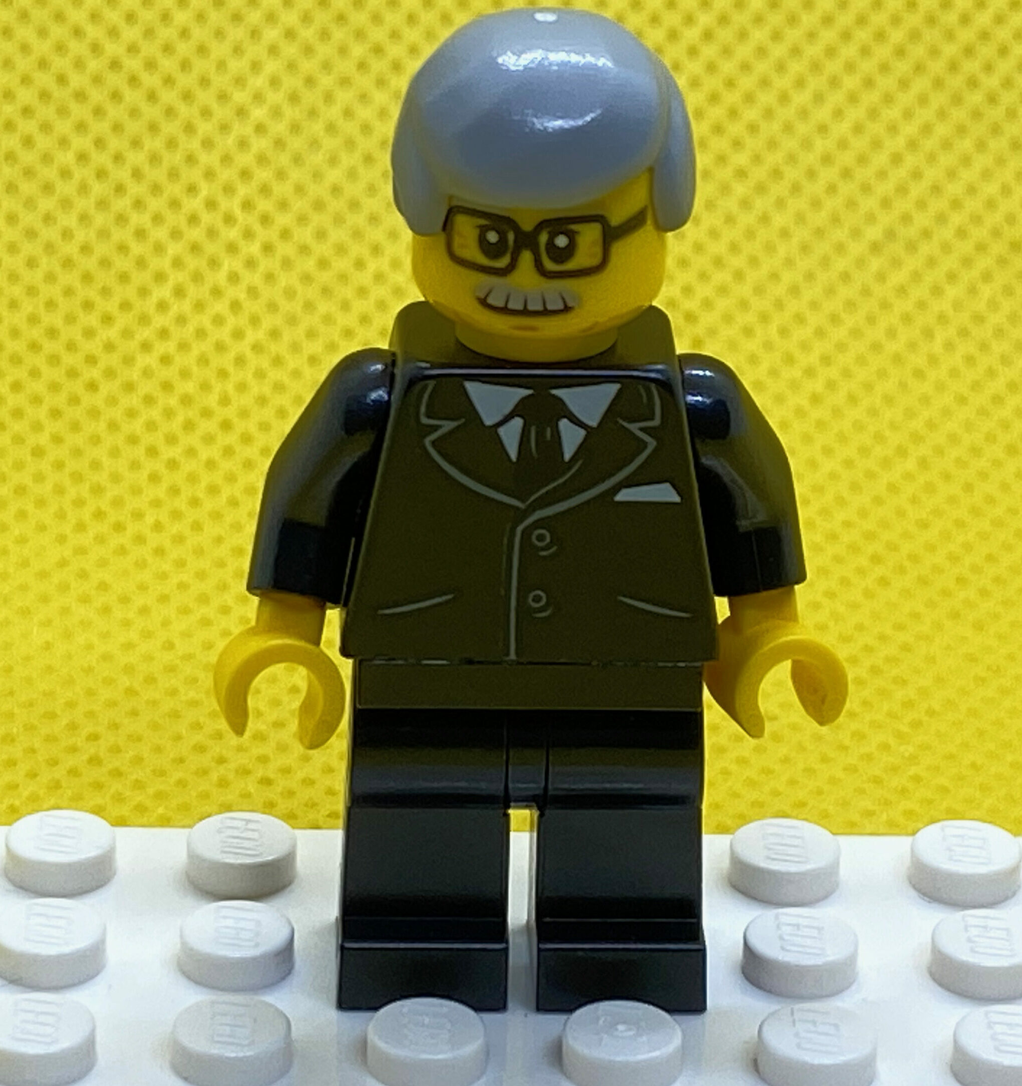 LEGO Minifigure Head YELLOW Male Glasses Rectangular Gray Eyebrows Moustache 